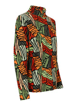 Bunter abstrakter gemusterter Rollkragenpullover mit hohem Kragen und langen Ärmeln.