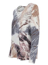Langärmliges Oberteil mit abstraktem Print in einer Mischung aus neutralen Tönen und Farbspritzern, wahrscheinlich aus weichem Baumwolle oder Polyester gefertigt.