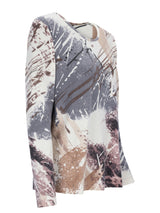 Langärmliges Oberteil mit abstraktem Print, weißem Grund und gedämpften Akzenten in Pink, Grau und Schwarz.