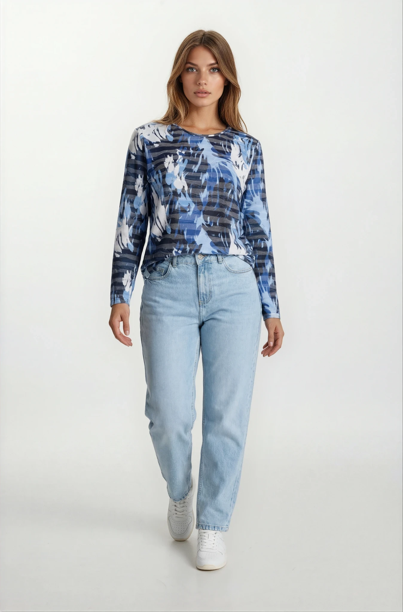 Frau im Shirt Wellenstruktur: Blau-weißes Tie-Dye-Top mit heller Jeans