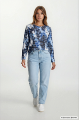 Blau-weißes tie-dye shirt wellenstruktur mit rundhalsausschnitt und langarm, vielseitig kombinierbar von hajo mode