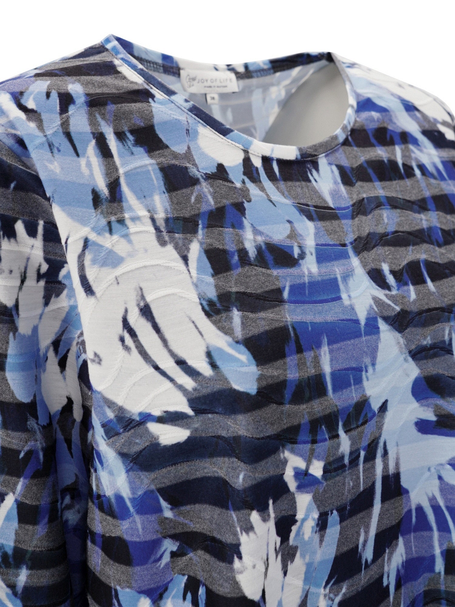 Blaues und weißes Tie-Dye-T-Shirt mit schwarzen Streifen, lässige Kleidung.