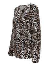 Leopardenmuster-Bluse mit langen Ärmeln und V-Ausschnitt.