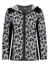 Leopardenmuster-Hoodie mit Reißverschluss, schwarzen Akzenten und Kapuze.