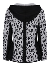 Leopardenmuster-Kapuzenjacke mit schwarz-weißem Muster, aus Fleece-Material gefertigt.