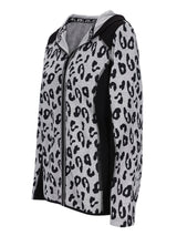 Leopardmuster-Hoodie-Jacke mit schwarz-weißem Muster, Kapuzendesign.