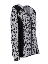 Leopardenmuster-Zip-Hoodie mit schwarzen Akzenten und Kapuze.