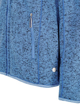 Blaue gesprenkelte Fleecejacke mit Reißverschluss- und Knopfverschluss.