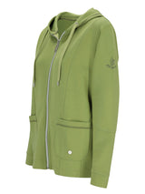 Olivgrüner Reißverschluss-Hoodie mit Tasche und Logo am Ärmel.