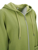 Grüner Reißverschluss-Hoodie mit Kordelzugkapuze und Taschen.