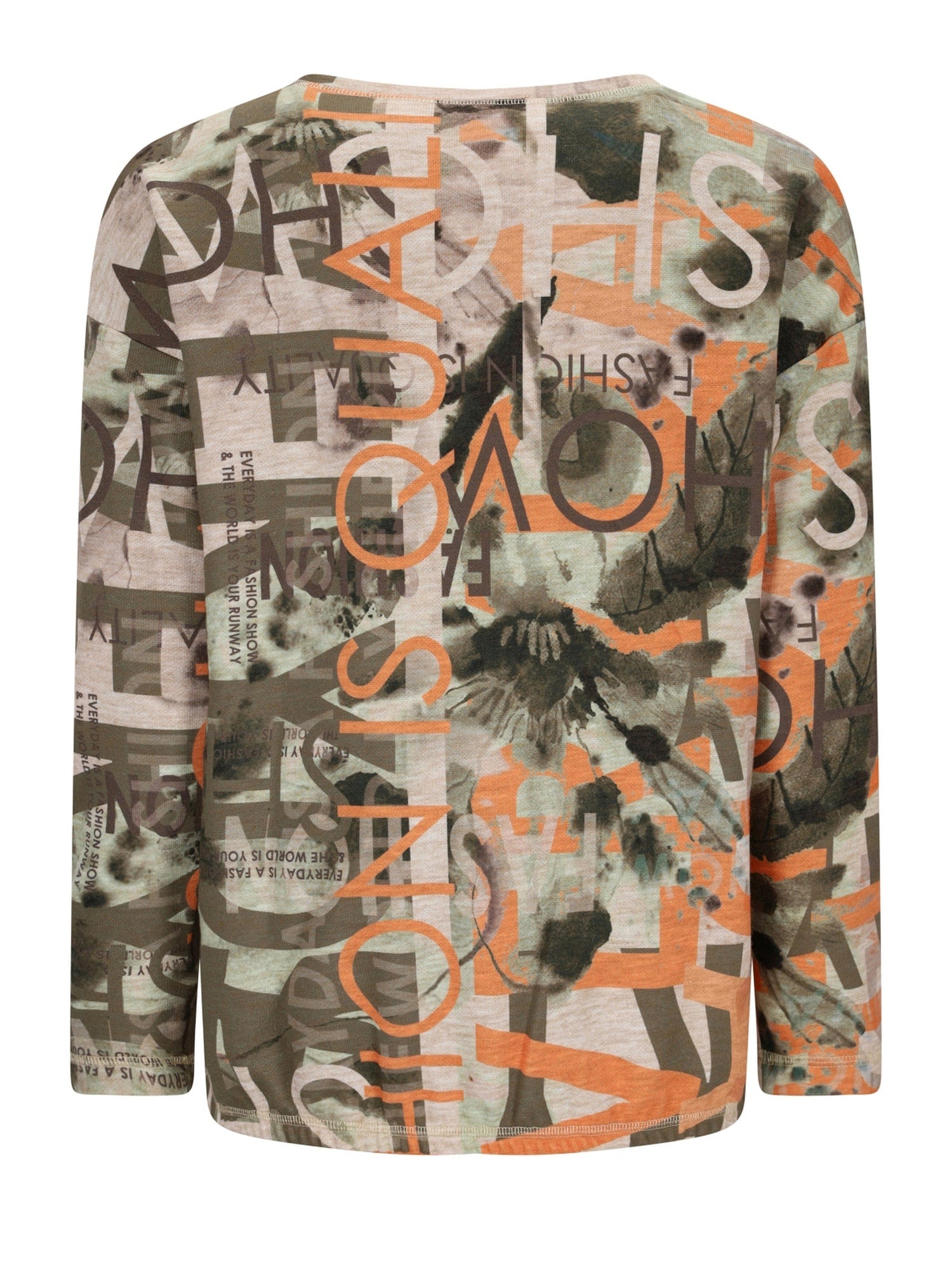 Tarnmuster-Hoodie mit orange- und schwarzem Text.