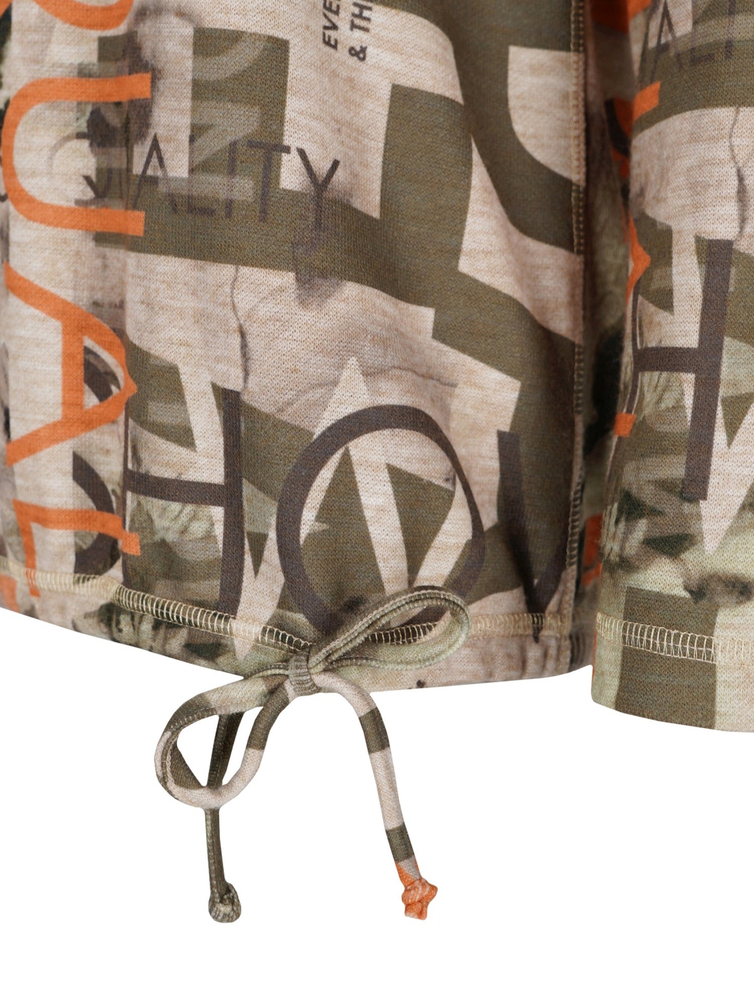 Camouflage-Muster Bänderhose mit orangefarbenem Text und weißen Akzenten.