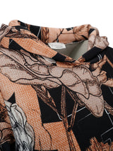 Schwarze Bluse mit Blumenmuster und braunen sowie weißen Akzenten, aus weichem Stoff gefertigt.