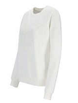 Weißer Crew-Neck-Pulli mit langen Ärmeln und gerippten Bündchen, wahrscheinlich aus Baumwolle oder Polyester-Mischung.