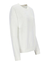 Weißer Crew-Neck-Pullover mit langen Ärmeln und gerippten Manschetten, wahrscheinlich aus Baumwolle oder einem ähnlichen weichen Material gefertigt.