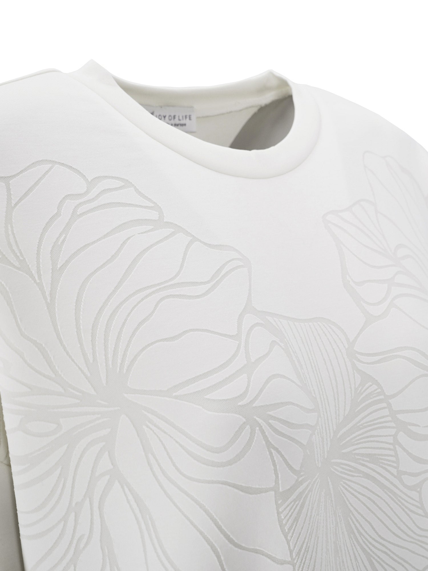 Weißes T-Shirt mit Blumenmuster, Rundhals und kurzen Ärmeln.