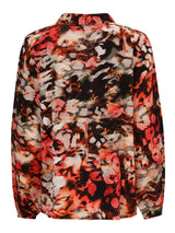 Florale Bluse mit einem lebendigen rot-schwarzen Muster, aus durchsichtigem Stoff gefertigt.