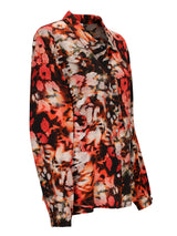 Bluse mit Blumenmuster, langen Ärmeln und Knopfleiste vorne, mit einem lebendigen Mix aus Rot-, Orange-, Schwarz- und Weißtönen.