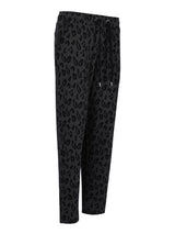 Schwarze Leopard-Print-Hosen mit silberner Beschlägen und Taschen.