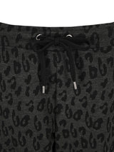 Leopardenmuster-Jogginghosen in dunklem Grau mit schwarzen Akzenten.