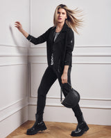 Schwarze Damenjacke im Motostil mit dezentem weißem Muster.