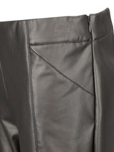 Graue Ledersattelbreeches mit Kreuzstich-Design und Reißverschluss-Detail.