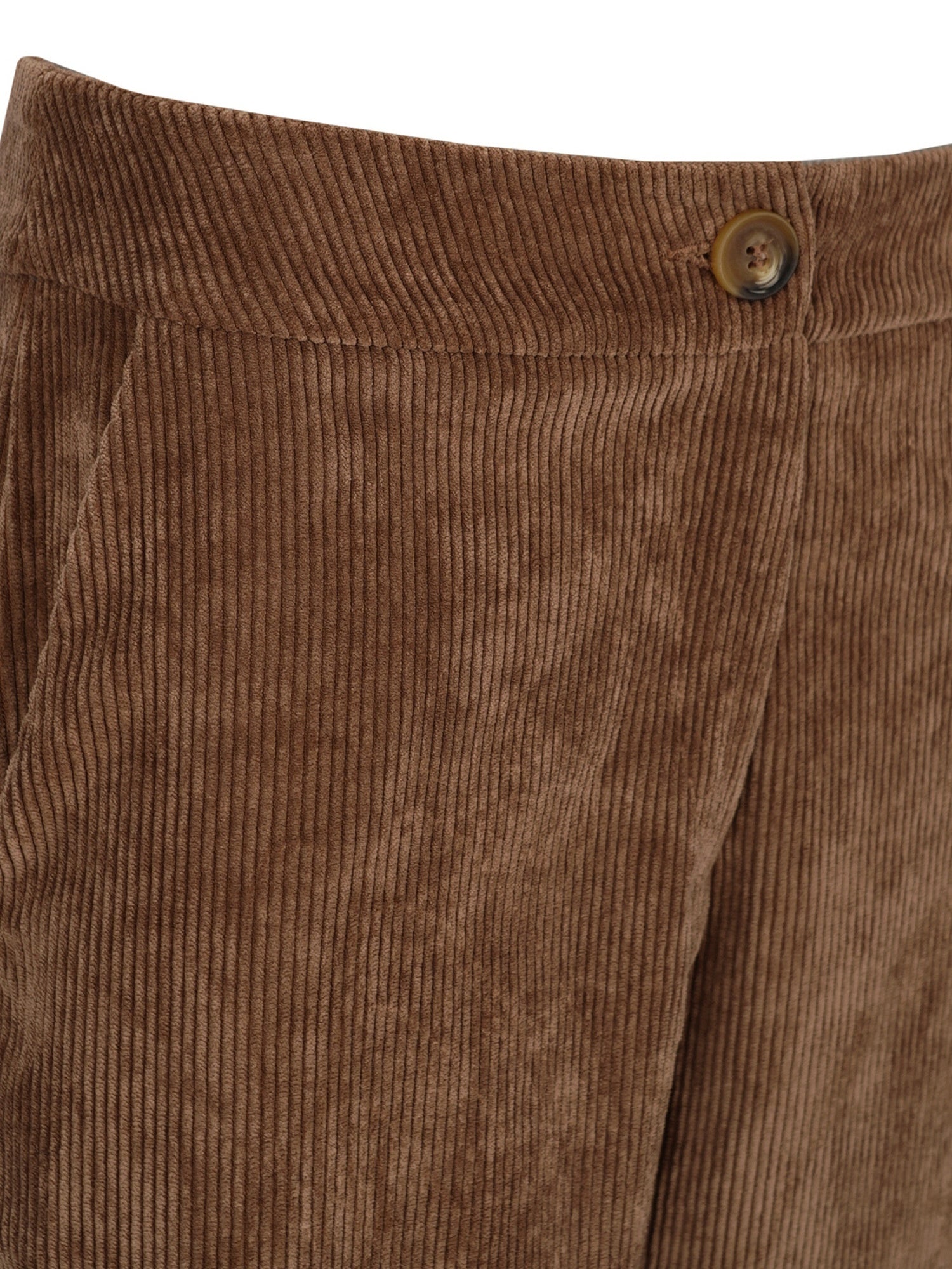 Braune Cordhose mit Knopfverschluss und Taschen-Detail.