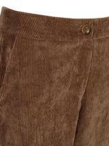 Braune Cordhose mit Knopfverschluss und Taschen-Detail.
