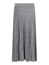 Grauer Plisseeröck mit strukturiertem Strickmuster.