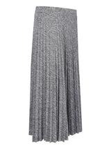 Geschlitzter silberner Metallrock mit dezentem Schimmer.