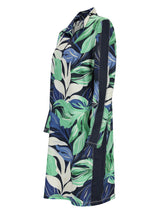 Tropisches Blattmuster-Bademantel mit schwarzem Träger und Knöpfen.