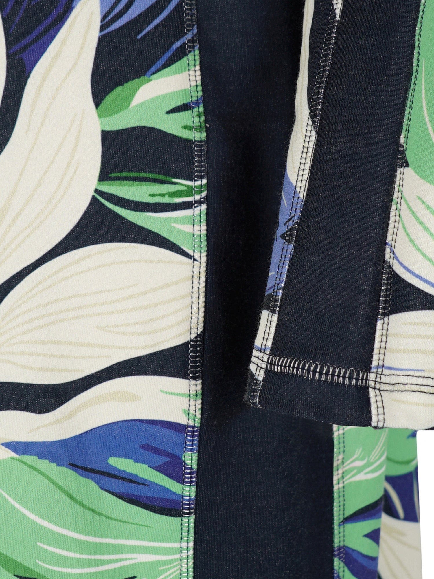 Leggings mit Blumenmuster, grünen Blättern und weißen Blumen auf dunklem Hintergrund, aus dehnbarer Stofffabrik.