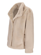 Creme-Fake-Pelzmantel mit hohem Kragen und langen Ärmeln.