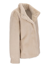 Beige Kunstpelz-Jacke mit hohem Kragen und langen Ärmeln.