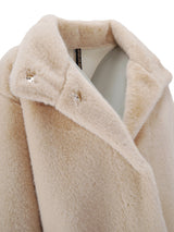 Creme-Fauxpelzmantel mit Silberknöpfen und hohem Kragen.