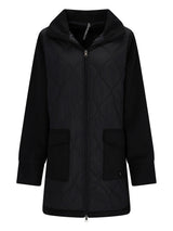 Schwarze Kapuzenjacke mit Reißverschluss und Taschen, wahrscheinlich aus Nylon- oder Polyestermaterial gefertigt.