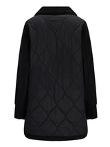 Schwarzer Steppjackenmantel mit hohem Kragen und langen Ärmeln.