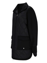 Schwarze Reißverschlussjacke mit Taschen und hohem Kragen.