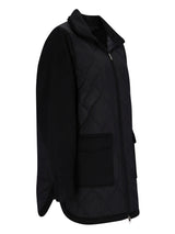 Schwarze Reißverschlussjacke mit Taschen-Detail und Kapuzenkragen.