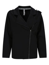 Schwarze Reißverschlussjacke mit Schulterpolstern und Logo auf der Brust.