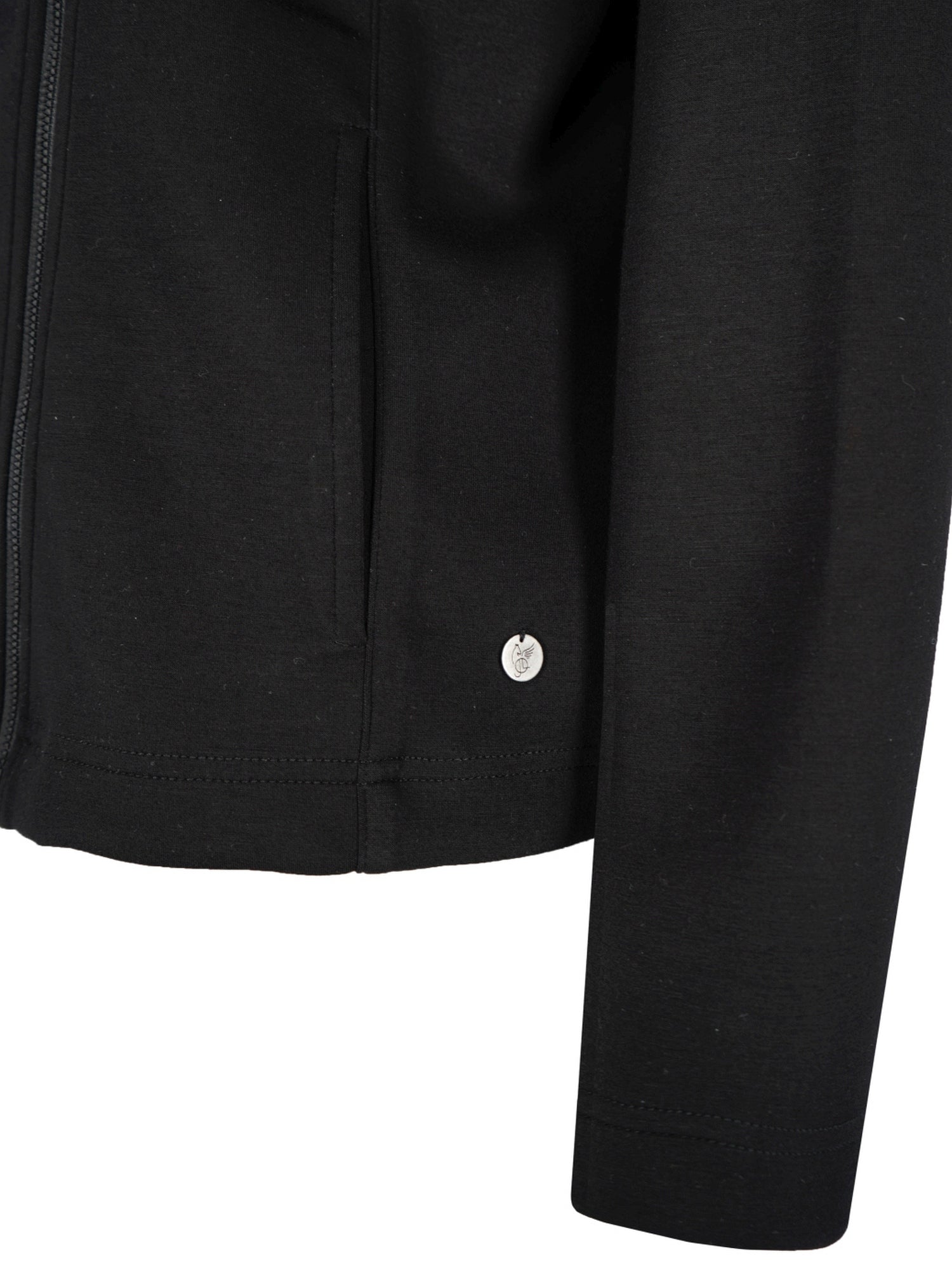 Schwarze Reißverschlussjacke mit silberner Knopfdetail am Ärmel.