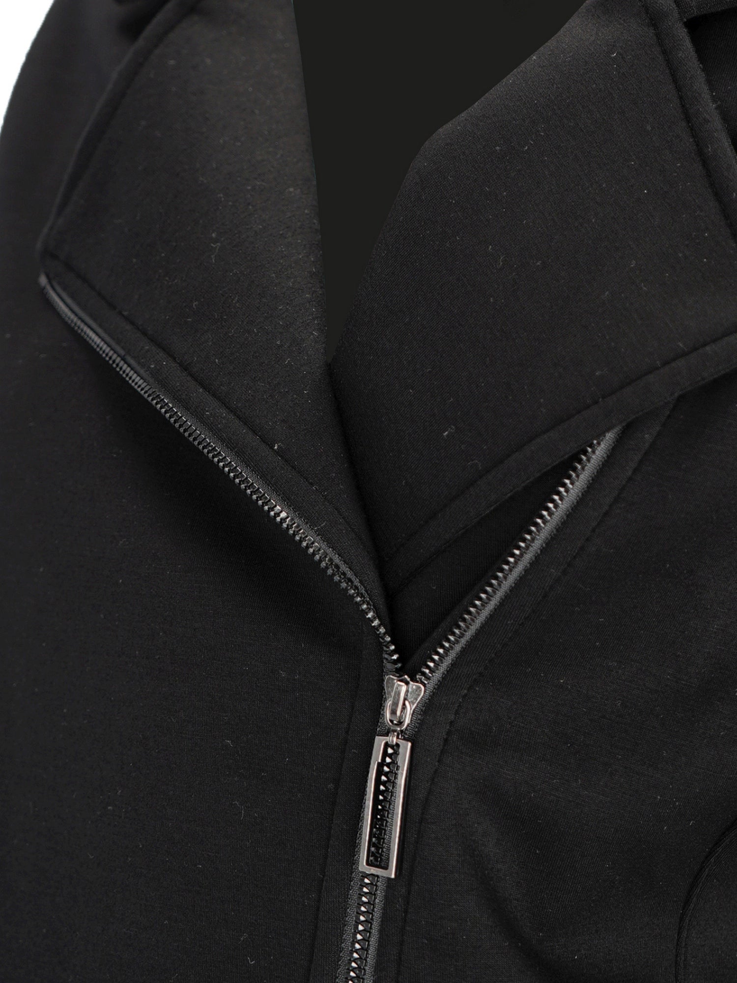 Schwarze Kapuzenjacke mit Reißverschluss und silberner Reißverschluss sowie Taschen-Details.