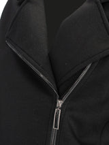 Schwarze Kapuzenjacke mit Reißverschluss und silberner Reißverschluss sowie Taschen-Details.