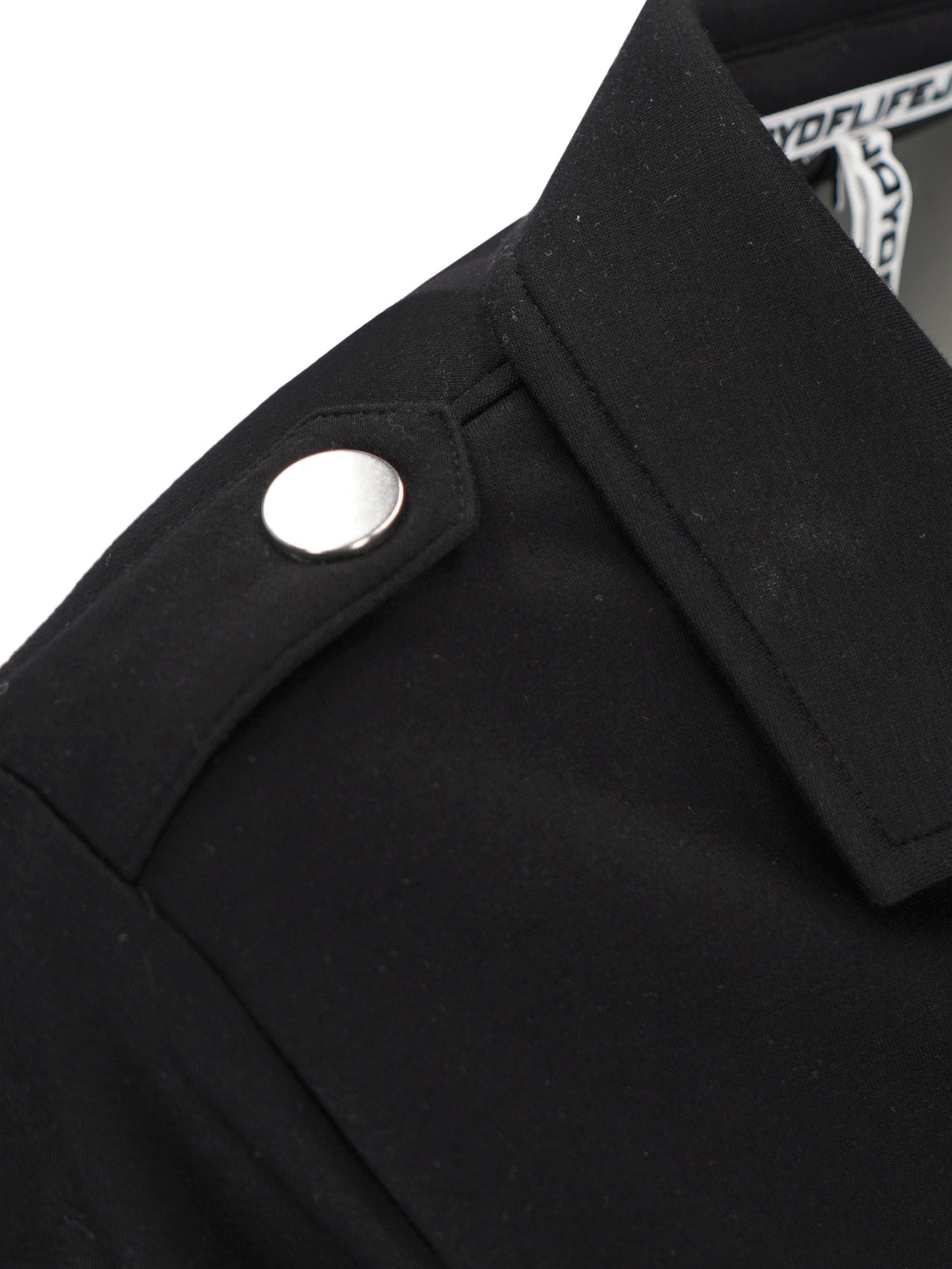 Schwarzes Hemd mit Knöpfen, weißem Logo und silbernen Knöpfen.