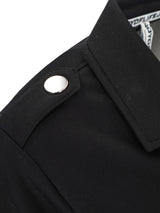 Schwarzes Hemd mit Knöpfen, weißem Logo und silbernen Knöpfen.