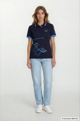 Navyblaues poloshirt mit hellblauer randverzierung und reitergrafik design von polopique el polista