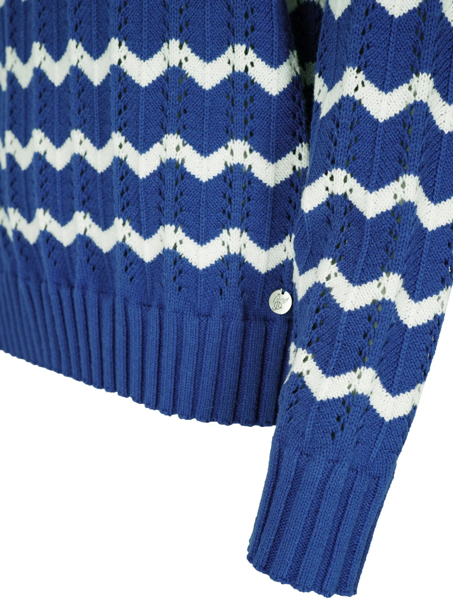 Pullover Ajourstrick: blauer Pullover mit weißem Zickzackmuster und Rippbündchen