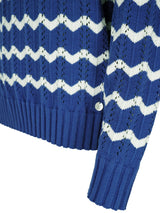 Pullover Ajourstrick: blauer Pullover mit weißem Zickzackmuster und Rippbündchen
