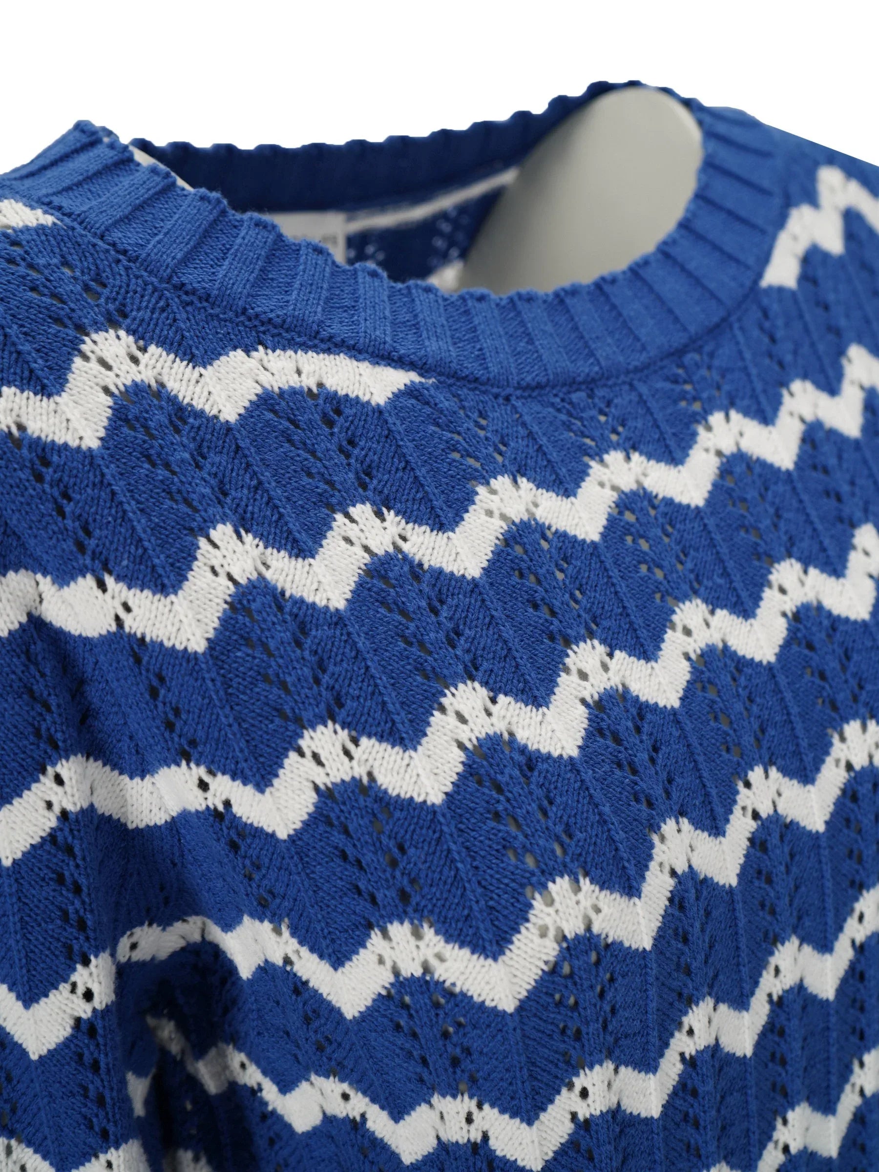 Pullover Ajourstrick: blauer-weisser Zickzack-Strickpullover mit Rippen-Crew-Neck