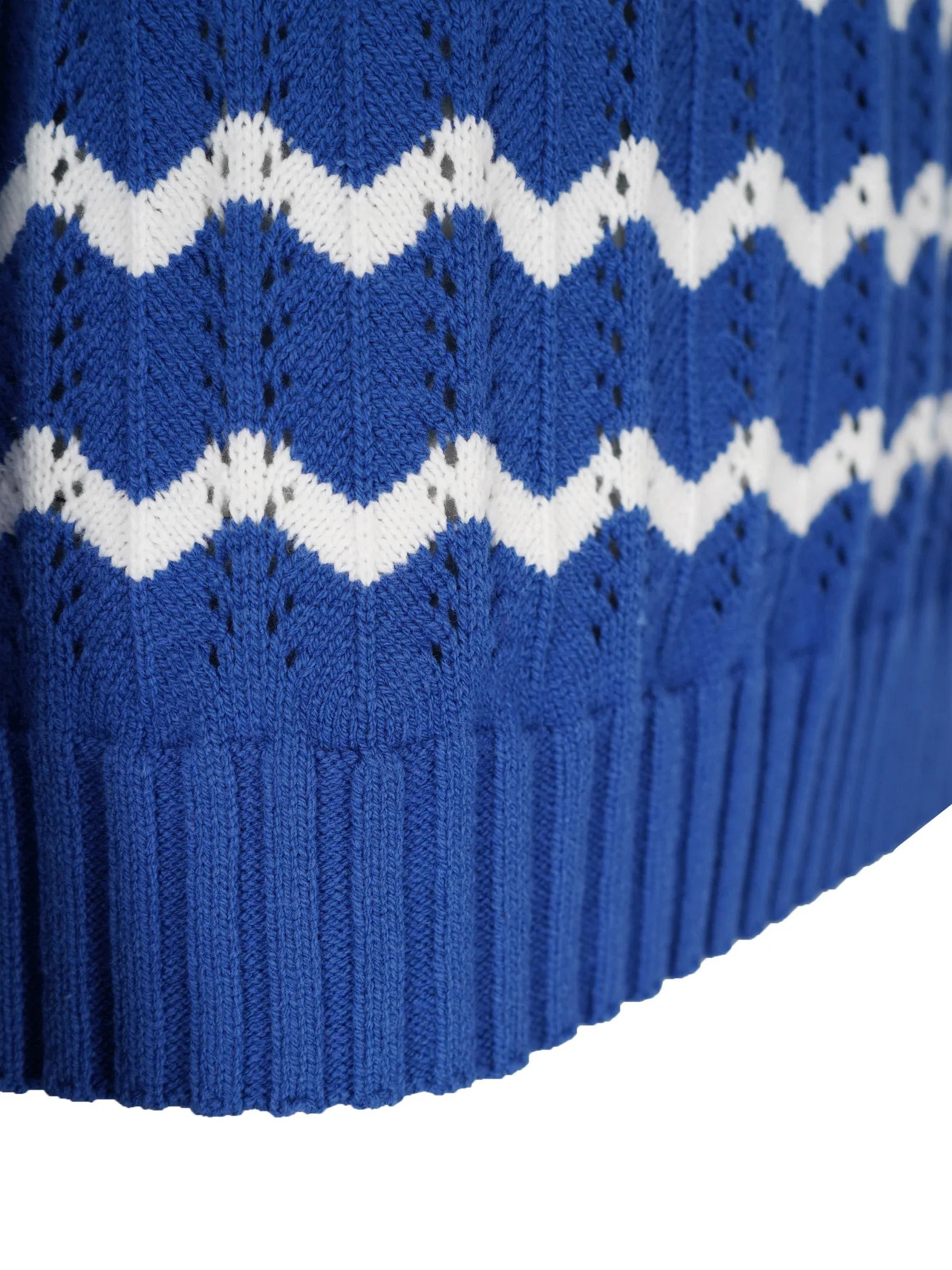Pullover Ajourstrick: blauer-weißer Zickzack-Strickpullover mit Rippbund